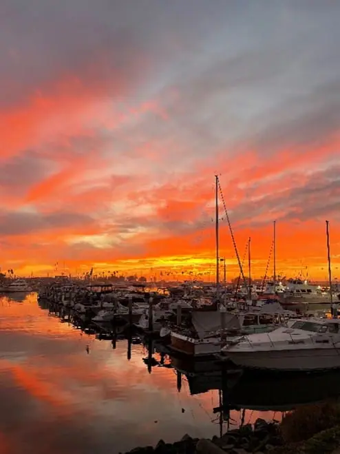barcos y puesta de sol