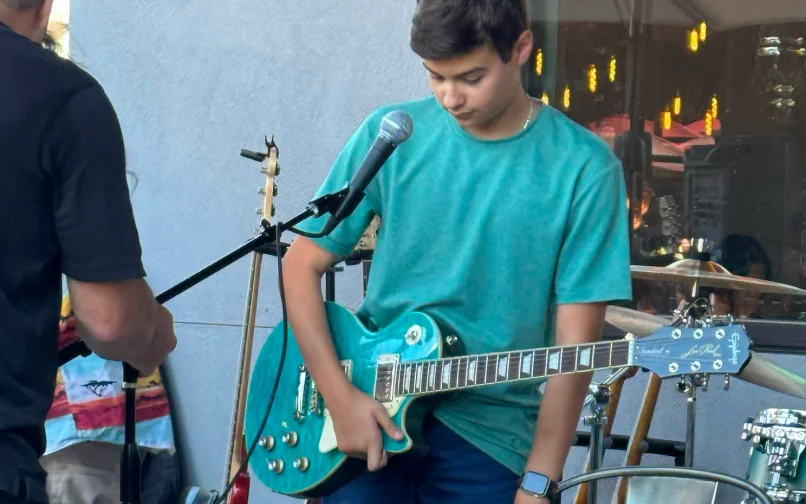 Noah tocando la guitarra