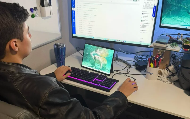 Noah usando el ordenador