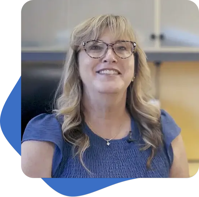 Profesor de California Virtual Academies con gafas y una camisa azul