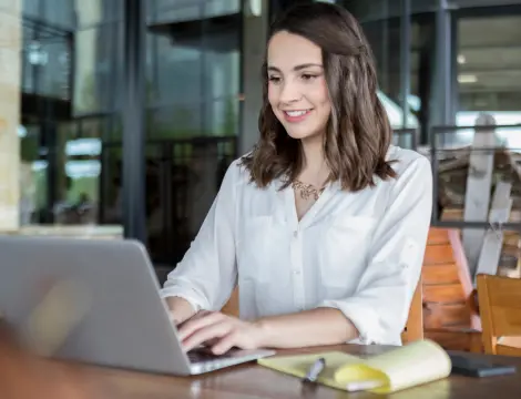 Estudiante de empresariales trabajando con la imagen de su portátil