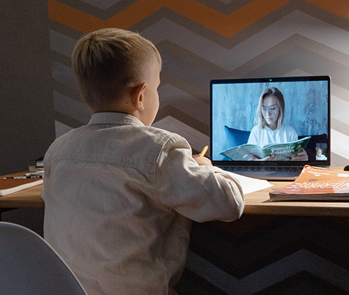 Niño en una clase virtual