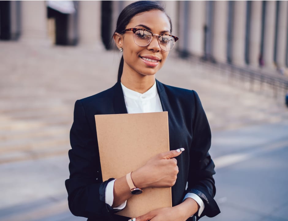 Estudiante de Derecho con traje negro y gafas