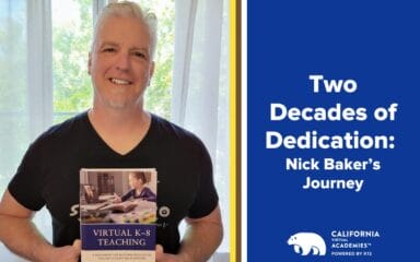 Nick Baker sostiene un libro educativo. El texto de la foto dice: "Dos décadas de dedicación: El viaje de Nick Baker".