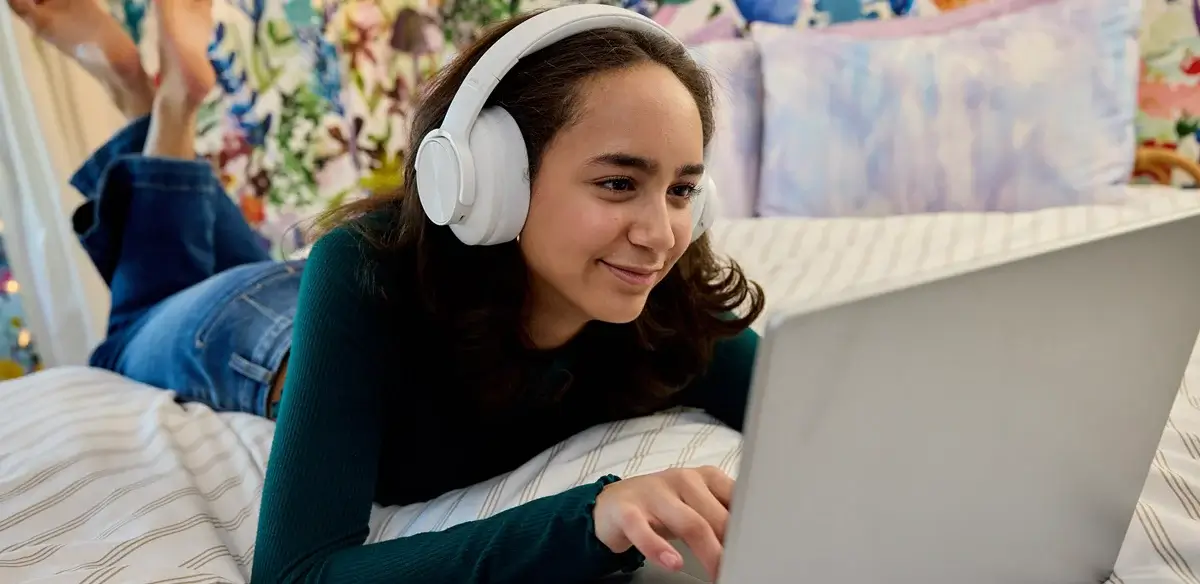 Estudiante con auriculares blancos
