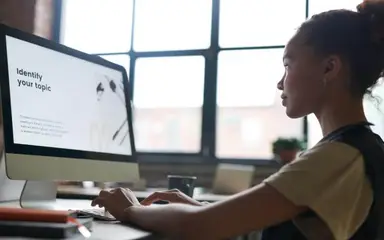 Estudiante de secundaria usando su ordenador.