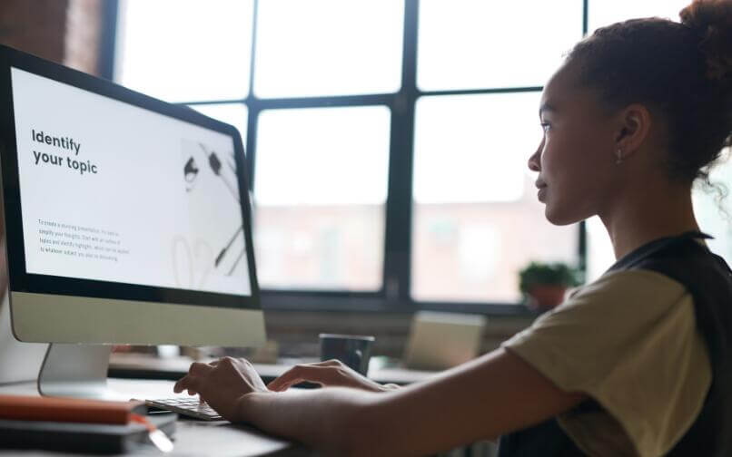 Estudiante de secundaria usando su ordenador.