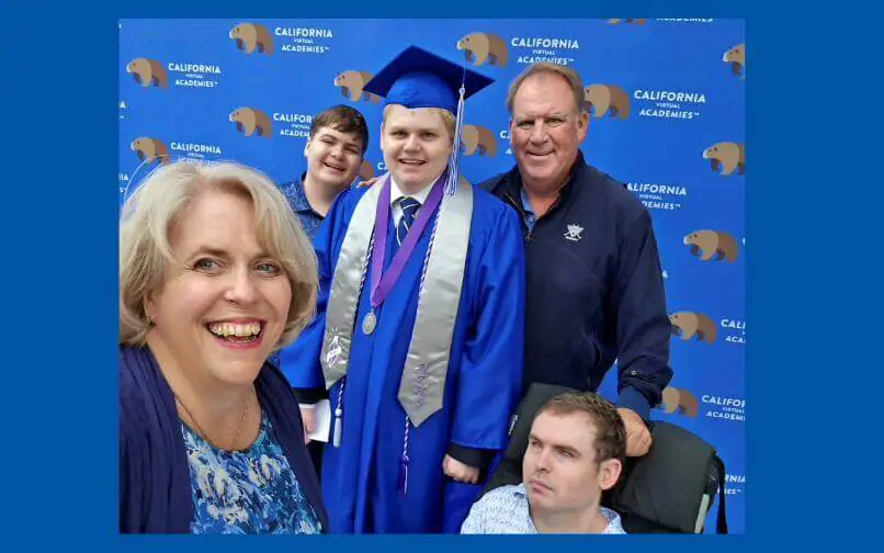 Matt y su familia en su graduación.