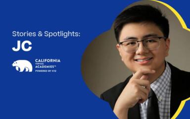 JC, un alumno de las Academias Virtuales de California, sonriendo.