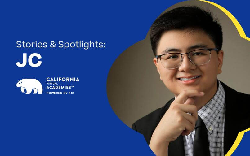 JC, un alumno de las Academias Virtuales de California, sonriendo.