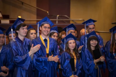Estudiante en su ceremonia de graduación