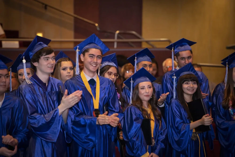 Estudiante en su ceremonia de graduación