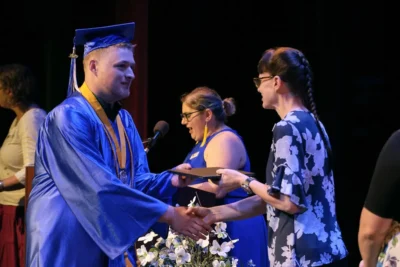 Imagen de un estudiante recibiendo su diploma