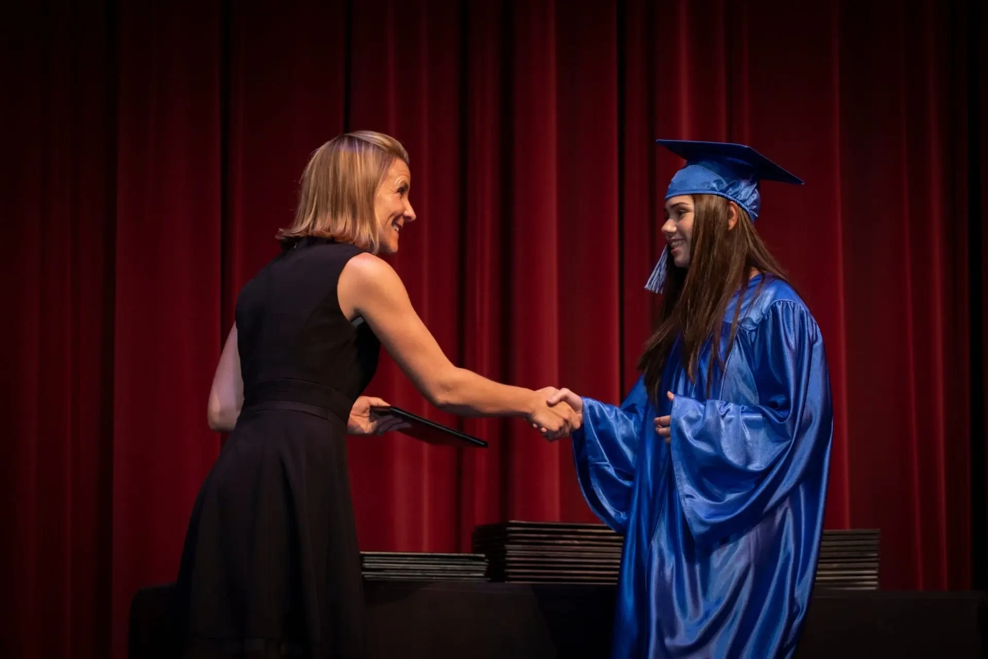 Imagen de una estudiante de posgrado recibiendo su diploma
