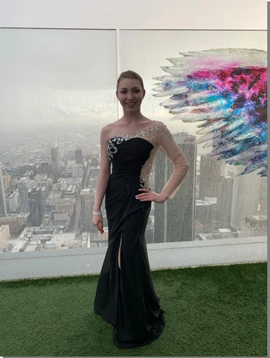 Estudiante con vestido negro