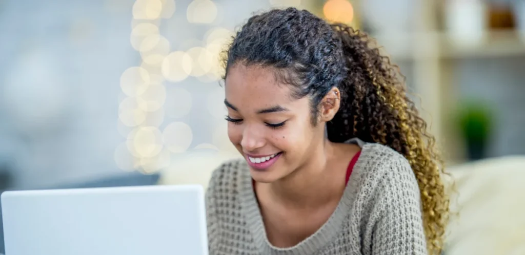 Estudiante asistiendo a una clase en línea