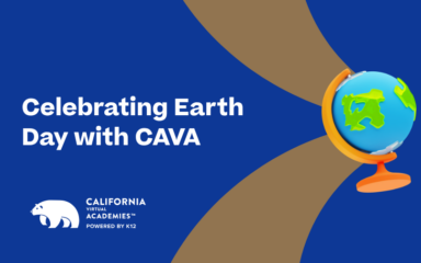 Imagen promocional del Día de la Tierra con el texto «Celebrando el Día de la Tierra con CAVA», en la que aparece un colorido globo terráqueo azul y verde sobre un soporte, el logotipo de California Virtual Academies y un fondo azul intenso con curvas abstractas de color marrón.