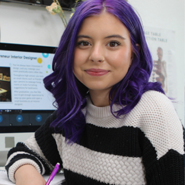 una chica sonriendo