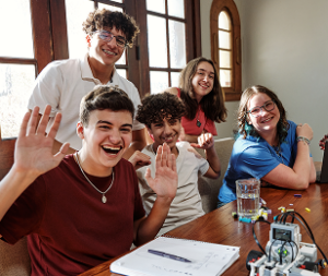 Alumnos haciendo los deberes juntos en casa