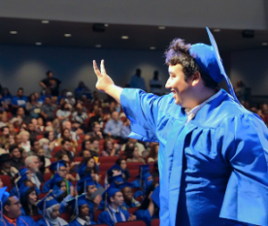 Un estudiante que acaba de graduarse en su ceremonia de graduación