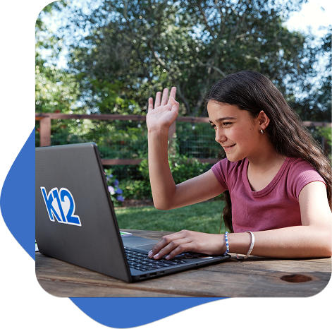 una chica que saluda en la reunión virtual 