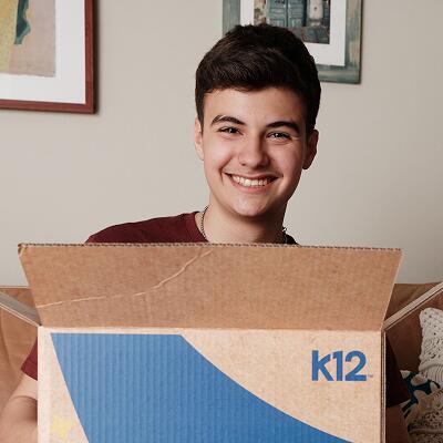 Noah, un estudiante, sostiene una caja